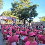 De Brasília de Minas ao pódio: Atleta vence Corrida Elas de Rosa abaixo dos 20 minutos em Montes Claros
