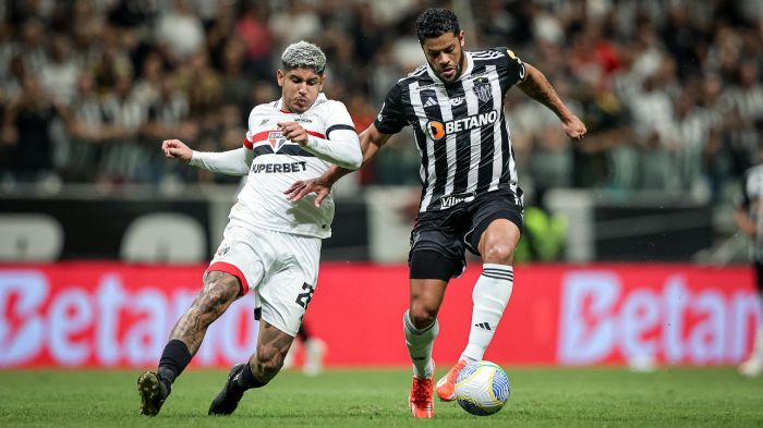 Jogadores de São Paulo e Atlético em confronto pela Copa do Brasil