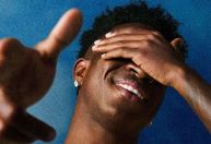 Vini Jr. é modelo em ensaio de nova camisa da Seleção Brasileira para Copa