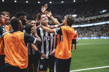 Jogadores celebram gol do Galo na Arena MRV