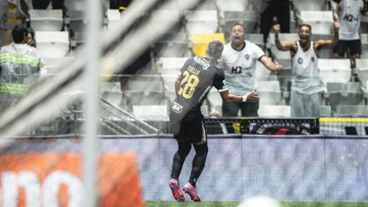 Torcedores celebram gol de Cuello