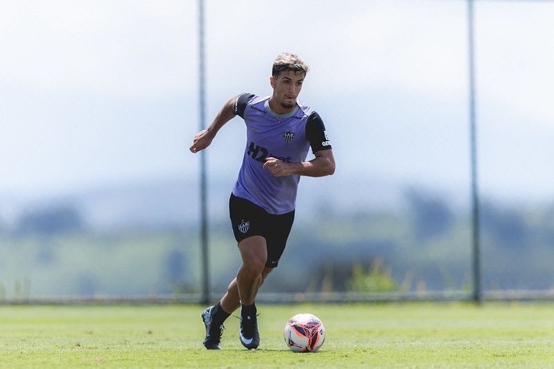 Joia do Atlético se recupera de lesão e fica à disposição de Domínguez para clássico