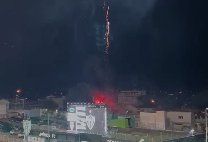 Com Independência 'fechado', torcedores sobem em caixa d'água e apoiam Atlético