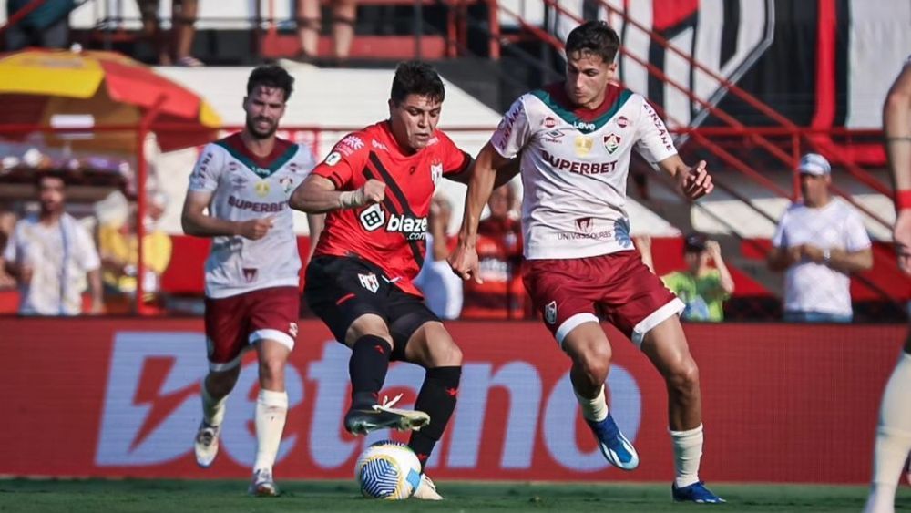 Fluminense leva gol no fim, perde para o Atlético-GO e segue no Z4 da Série A