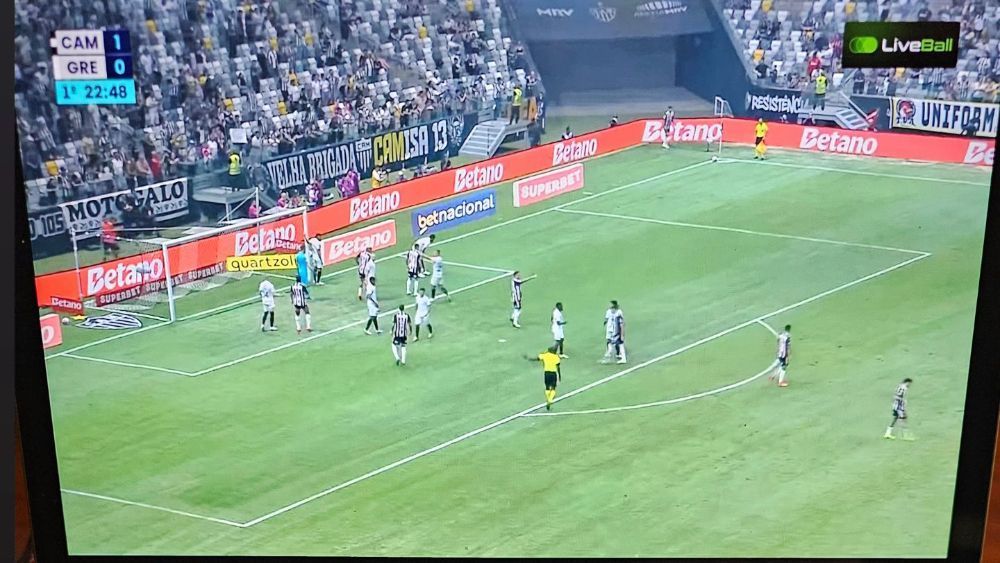 A serviço da seleção, jogador assiste à vitória do Atlético sobre o Grêmio
