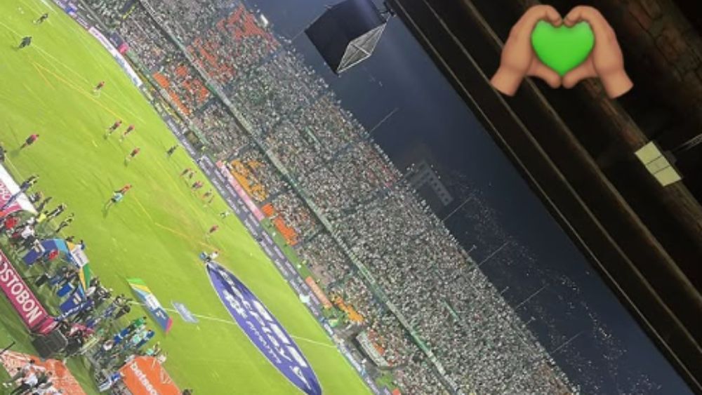 Atacante do Atlético volta às origens e assiste a jogo de futebol fora do Brasil