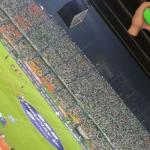 Atacante do Atlético volta às origens e assiste a jogo de futebol fora do Brasil