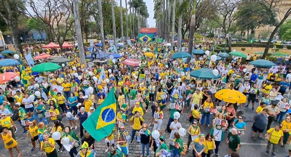 Ato contra Alexandre de Moraes na Praça da Liberdade reúne candidatos e lideranças da direita em BH
