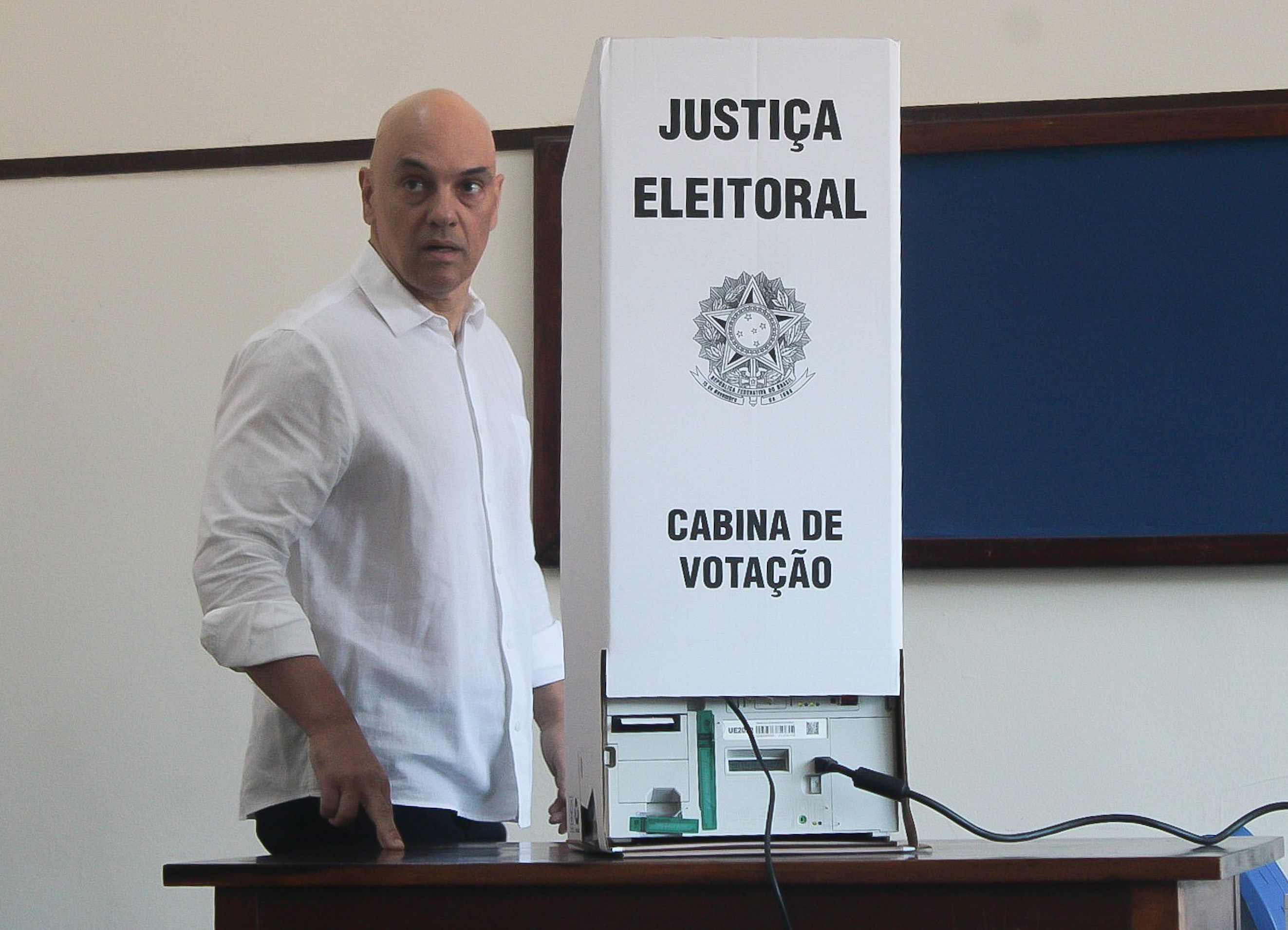 Alexandre de Moraes é tietado por eleitores durante votação em SP