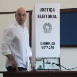 Alexandre de Moraes é tietado por eleitores durante votação em SP