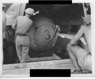 Bomba atômica sendo içada para dentro de um avião na Ilha de Tinian antes do voo para Hiroshima