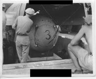 Bomba atômica sendo içada para dentro de um avião na Ilha de Tinian antes do voo para Hiroshima