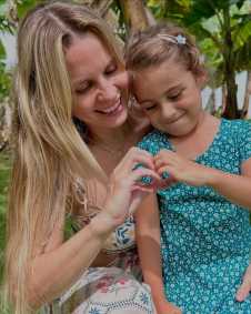 Daniela Carvalho compartilha sua rotina com a família nas redes sociais