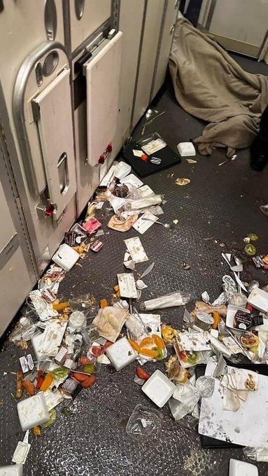 Comida foi jogada ao chão, após forte turbulência em Boeing 777 da Singapore Airlines.