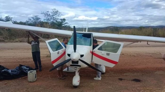 Avião ultraleve perde controle e sai da pista durante pouso no Ceará. Avião ultraleve perde controle e sai da pista durante pouso no Ceará.