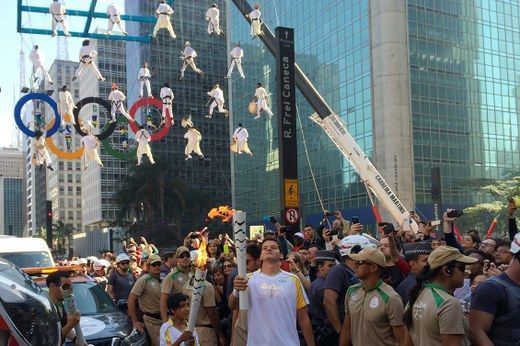 Ciclista e arqueiro carregaram a tocha dos Jogos Olímpicos do Rio 2016 na Avenida Paulista, em São Paulo