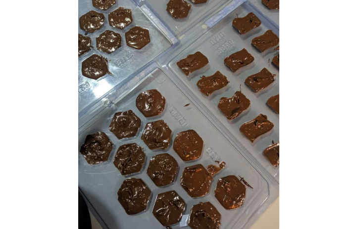 À receita, mistura-se ingredientes como açúcar e cacau em pó À receita, mistura-se ingredientes como açúcar e cacau em pó