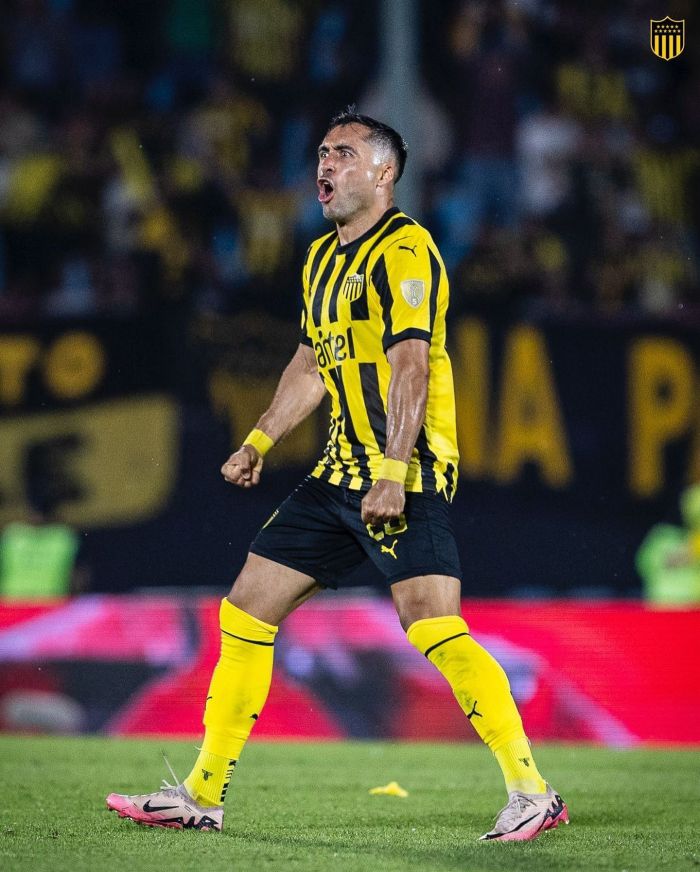 Báez comemora o gol do Peñarol em cima do Botafogo