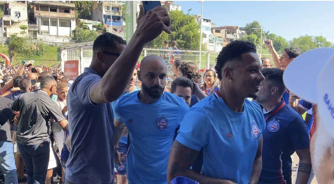Jogadores do Bahia quebram protocolo e descem de ônibus no meio da torcida; veja