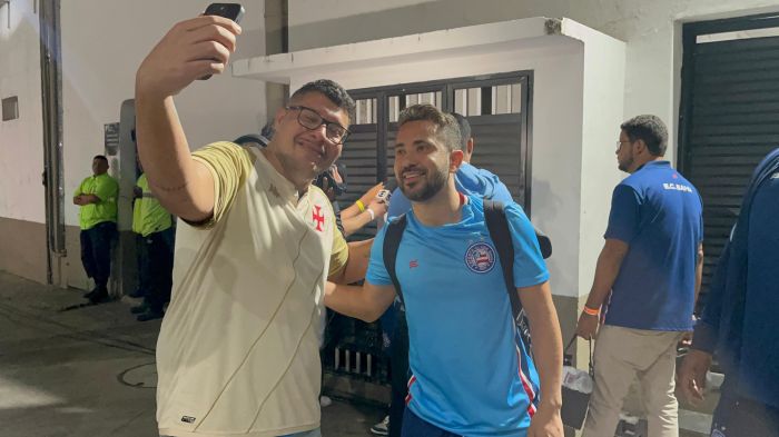 Capitão do Bahia, Everton Ribeiro é tietado por torcedores do Vasco