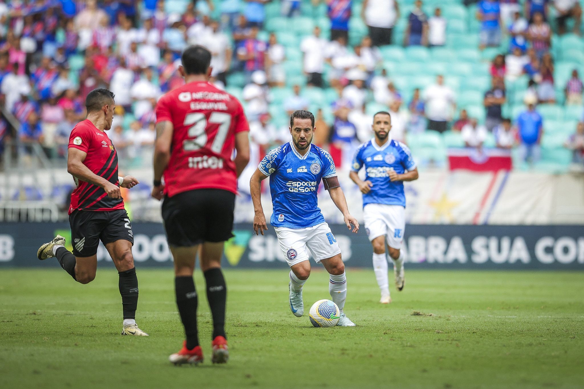 Bahia marca no fim e empata com Athletico-PR, mas segue fora do 'G7' do Brasileiro