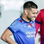 Retorno próximo? Sem jogar há 9 meses, Acevedo participa de treino do Bahia