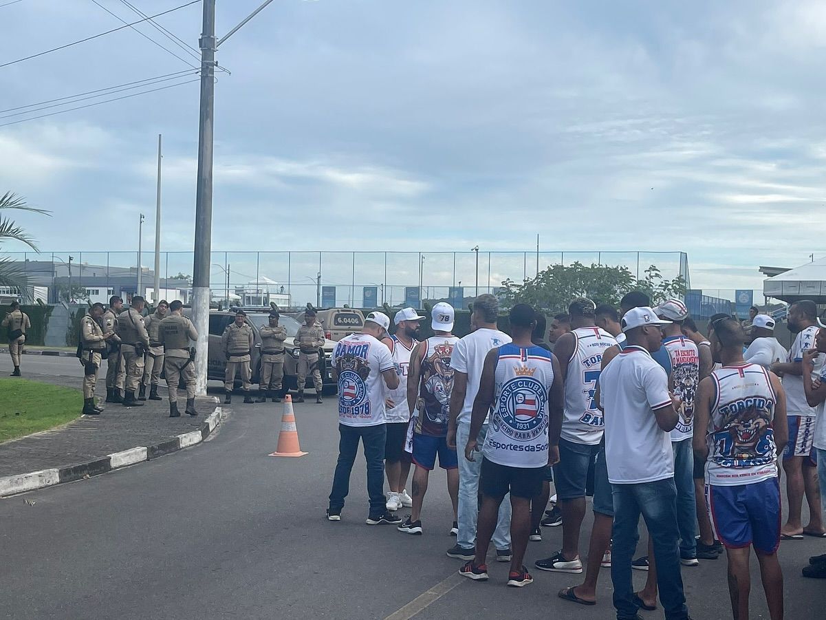 Organizada faz protesto no CT do Bahia e cobra Rogério Ceni: 'Não dá mais'