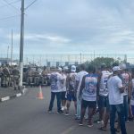 Organizada faz protesto no CT do Bahia e cobra Rogério Ceni: 'Não dá mais'