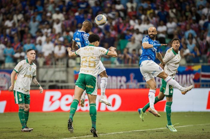 Cabeceio de Ademir, do Bahia, durante jogo contra o Palmeiras na Fonte Nova