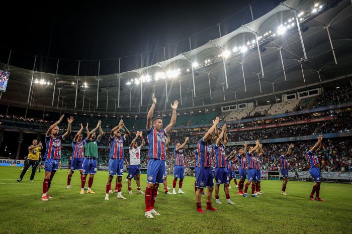 Jogadores do Bahia comemoram vitória sobre o Bragantino com a torcida na Fonte Nova Jogadores do Bahia comemoram vitória sobre o Bragantino com a torcida na Fonte Nova