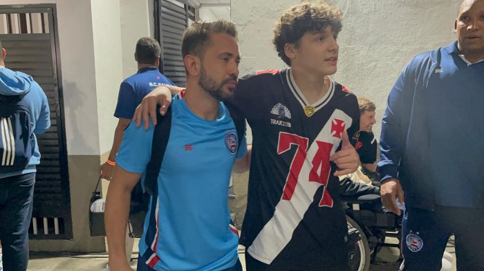 Capitão do Bahia, Everton Ribeiro é tietado por torcedores do Vasco