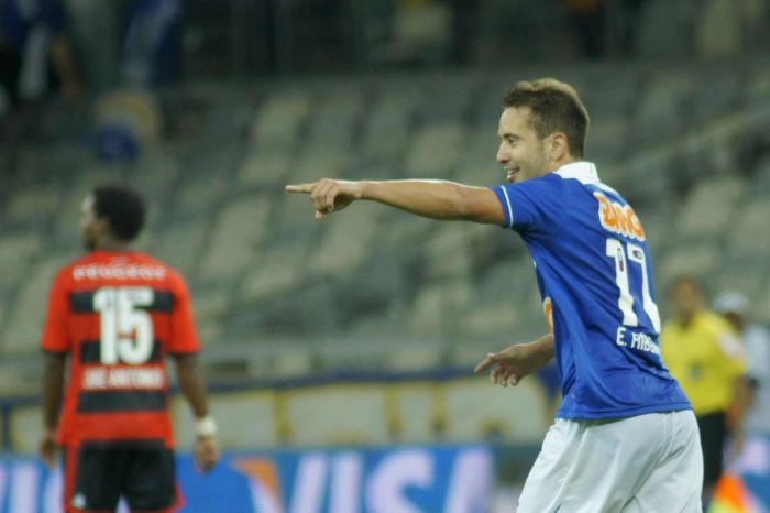 Pelo Cruzeiro, Everton Ribeiro comemora golaço contra o Flamengo, em jogo válido pela Copa do Brasil de 2013 Pelo Cruzeiro, Everton Ribeiro comemora golaço contra o Flamengo, em jogo válido pela Copa do Brasil de 2013