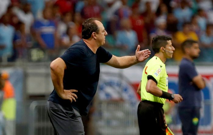 Técnico Rogério Ceni orienta time do Bahia durante derrota para o Cuiabá por 3 a 0