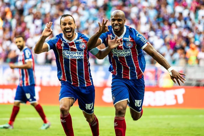 Ao lado de Yago Felipe (à esquerda), Estupiñan celebra 'hat-trick' pelo Campeonato Baiano