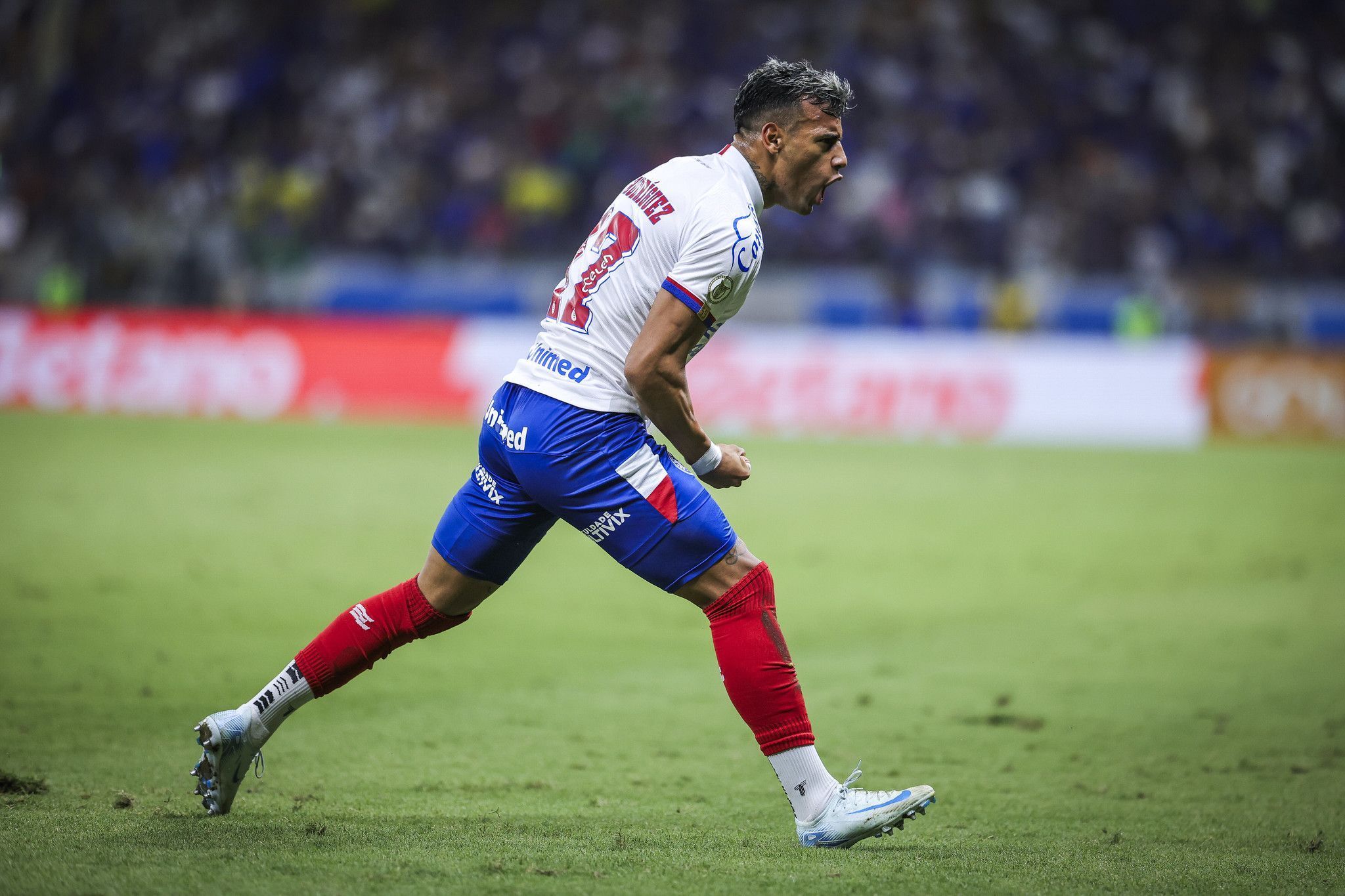 Autor de gol sobre o Cruzeiro celebra ponto marcado pelo Bahia no Mineirão
