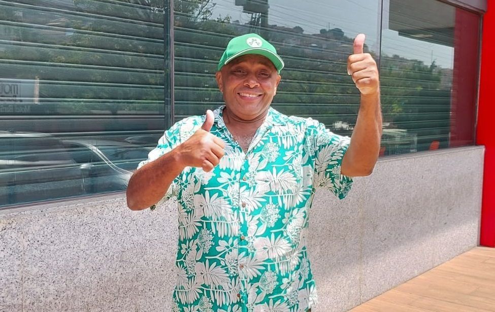 Baleiro Baiano, que trabalha há quase 50 na porta do Minas Tênis, encontra Kombi furtada em BH