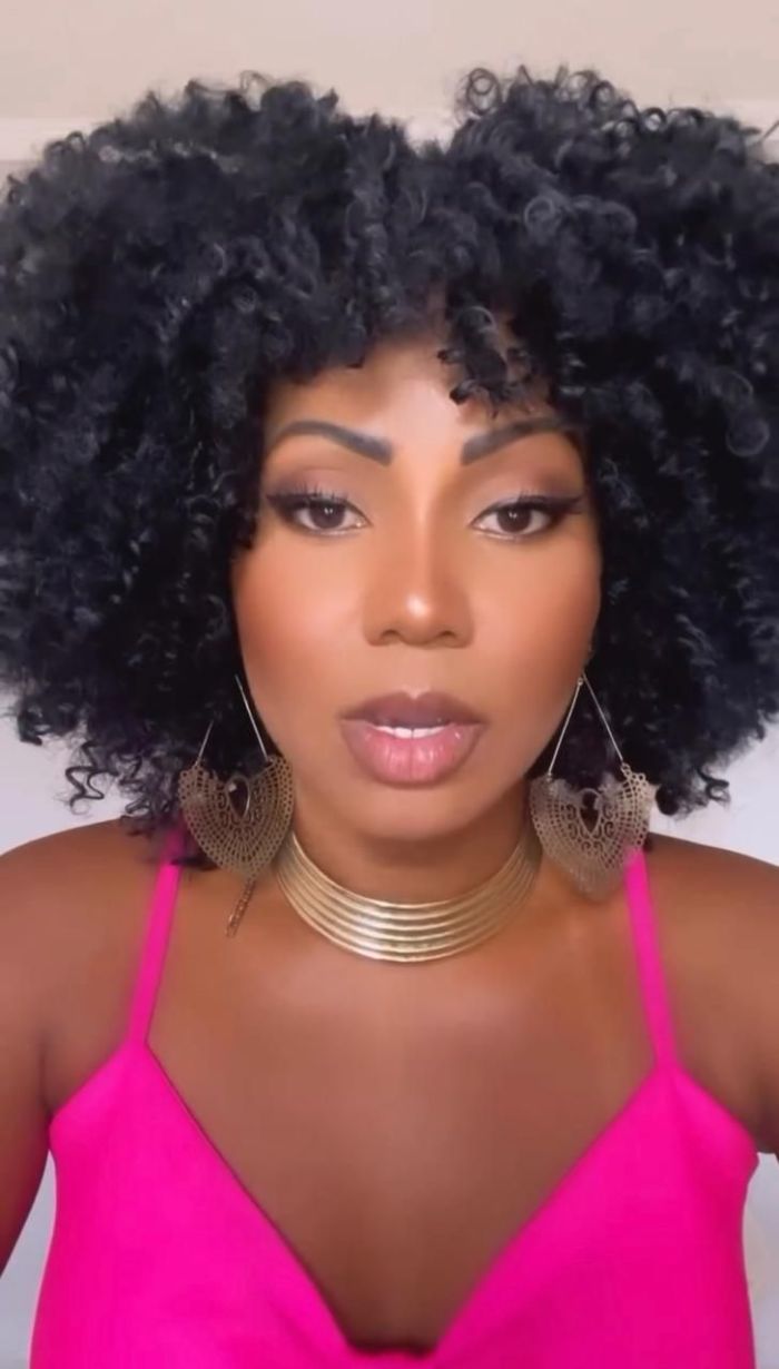 No vídeo a bailarina conta que questionou a atitude do apresentador mas não recebeu resposta.