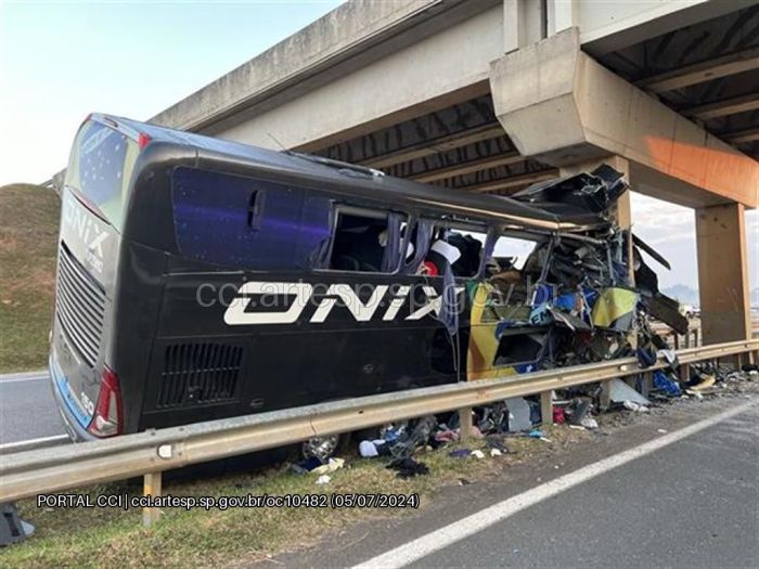 Ônibus bateu em pilar de viaduto e matou 10 pessoas, na SP-127, em Itapetininga (SP)
