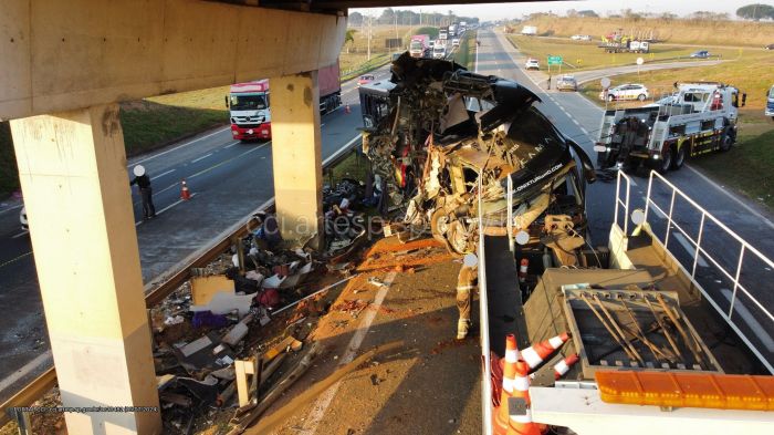 Ônibus bateu em pilar de viaduto, na SP-127, em Itapetininga (SP)