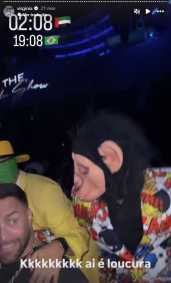 Influenciadora e amigos curtem balada em Dubai