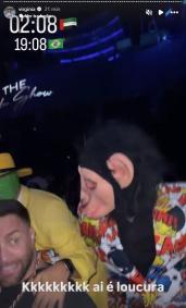 Influenciadora e amigos curtem balada em Dubai