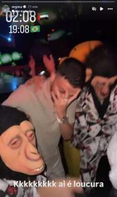 Influenciadora e amigos curtem balada em Dubai