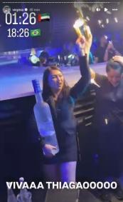 Influenciadora e amigos curtem balada em Dubai