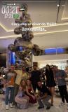 Influenciadora e amigos curtem balada em Dubai