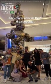 Influenciadora e amigos curtem balada em Dubai