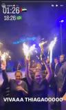Influenciadora e amigos curtem balada em Dubai