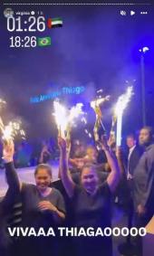 Influenciadora e amigos curtem balada em Dubai