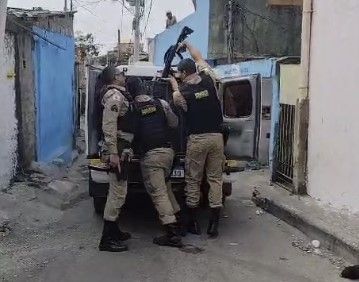 Vídeo: suspeito morre após ser baleado com calibre 12 dentro de viatura da PM em BH