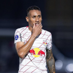 Guilherme Lopes, do Bragantino, sai de ambulância após choque de cabeça