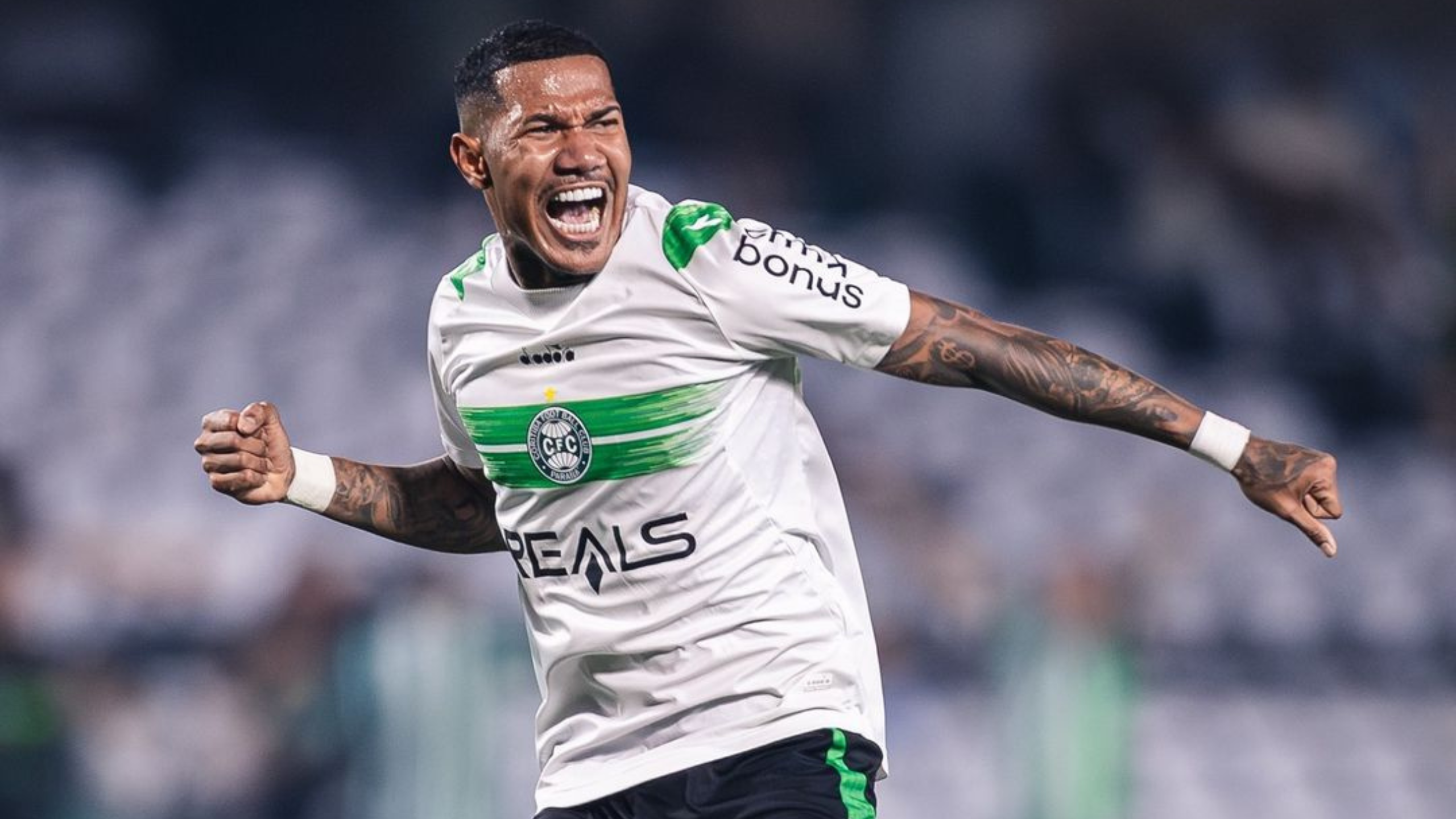 Volante do Coritiba recebe alta após mal-estar em campo durante partida contra o América